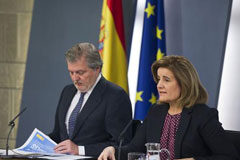 Moncloa lleva a la Mesa del Congreso al Constitucional por dos conflictos de atribuciones El ministro de Educación, Cultura y Deporte y portavoz del Gobierno, Íñigo Méndez de Vigo, y la ministra de Empleo y Seguridad Social, Fátima Báñez, durante la rueda de prensa posterior al Consejo de Ministros.