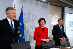 El Campo de Gibraltar se reforzará con más medios judiciales y policiales La ministra de Educación y Formación Profesional y portavoz del Gobierno, Isabel Celaá, el ministro del Interior, Fernando Grande-Marlaska, y el ministro de Agricultura, Pesca y Alimentación, Luis Planas, momentos antes de comenzar la rueda de prensa post