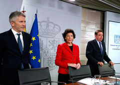 La ministra de Educación y Formación Profesional y portavoz del Gobierno, Isabel Celaá, el ministro del Interior, Fernando Grande-Marlaska, y el ministro de Agricultura, Pesca y Alimentación, Luis Planas, momentos antes de comenzar la rueda de prensa post La ministra de Educación y Formación Profesional y portavoz del Gobierno, Isabel Celaá, el ministro del Interior, Fernando Grande-Marlaska, y el ministro de Agricultura, Pesca y Alimentación, Luis Planas, momentos antes de comenzar la rueda de prensa post
