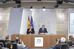 La ayuda del Ejecutivo a la Abogacía y la Procura para la asistencia jurídica gratuita se distribuirá mensualmente El ministro de Educación, Cultura y Deporte y portavoz del Gobierno, Íñigo Méndez de Vigo, y el ministro de Energía,Turismo y Agenda Digital, Álvaro Nadal, durante la rueda de prensa posterior al Consejo de Ministros.