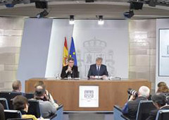 El ministro de Educación, Cultura y Deporte y portavoz del Gobierno, Íñigo Méndez de Vigo, y el ministro de Energía,Turismo y Agenda Digital, Álvaro Nadal, durante la rueda de prensa posterior al Consejo de Ministros. El ministro de Educación, Cultura y Deporte y portavoz del Gobierno, Íñigo Méndez de Vigo, y el ministro de Energía,Turismo y Agenda Digital, Álvaro Nadal, durante la rueda de prensa posterior al Consejo de Ministros.