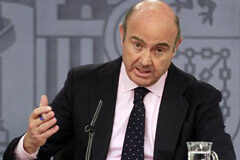 El Gobierno amplía hasta 2020 la protección a los deudores hipotecarios afectados por la crisis El ministro de Economía, Industria y Competitividad, Luis de Guindos, durante la rueda de prensa posterior al Consejo de Ministros.