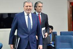 El Gobierno eleva a rango de ley la protección del taxi en previsión de lo que dictamine el Tribunal Supremo El ministro de Educación, Cultura y Deporte y portavoz del Gobierno, Íñigo Méndez de Vigo, y el ministro de Fomento, Íñigo de la Serna, a su llegada a la rueda de prensa posterior al Consejo de Ministros.