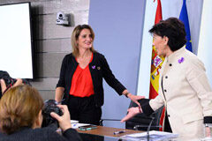 Aprobado un RD-ley que fija “la rentabilidad razonable” para las renovables, afectadas por la reforma de 2013 La ministra de Educación y Formación Profesional y portavoz del Gobierno en funciones, Isabel Celaá, y la ministra para la Transición Ecológica en funciones, Teresa Ribera, llegan a la rueda de prensa posterior al Consejo de Ministros.