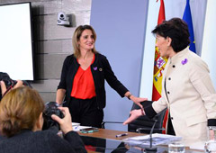La ministra de Educación y Formación Profesional y portavoz del Gobierno en funciones, Isabel Celaá, y la ministra para la Transición Ecológica en funciones, Teresa Ribera, llegan a la rueda de prensa posterior al Consejo de Ministros. La ministra de Educación y Formación Profesional y portavoz del Gobierno en funciones, Isabel Celaá, y la ministra para la Transición Ecológica en funciones, Teresa Ribera, llegan a la rueda de prensa posterior al Consejo de Ministros.