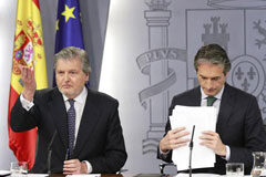 El Gobierno aprueba 36 designaciones de fiscales, de las que cinco suponen la destitución de los hasta ahora titulares El ministro de Educación, Cultura y Deporte y portavoz del Gobierno, Íñigo Méndez de Vigo, y el ministro de Fomento, Íñigo de la Serna, durante la rueda de prensa posterior al Consejo de Ministros.