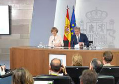 El ministro de Educación, Cultura y Deporte y portavoz del Gobierno, Íñigo Méndez de Vigo, y la ministra de Agricultura y Pesca, Alimentación y Medio Ambiente, Isabel García Tejerina, durante la rueda de prensa posterior al Consejo de Ministros.