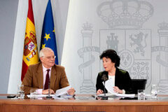 Aprobado un RD que regula el procedimiento para solicitar derechos de emisión de gases invernadero La ministra de Educación y Formación Profesional y Portavoz del Gobierno, Isabel Celaá, y el ministro de Asuntos Exteriores, Unión Europea y Cooperación, Josep Borrell, durante la rueda de prensa posterior al Consejo de Ministros.