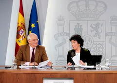 La ministra de Educación y Formación Profesional y Portavoz del Gobierno, Isabel Celaá, y el ministro de Asuntos Exteriores, Unión Europea y Cooperación, Josep Borrell, durante la rueda de prensa posterior al Consejo de Ministros.