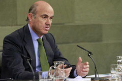 Las entidades locales tendrán una estructura común de control interno El ministro de Economía, Industria y Competitividad, Luis de Guindos, durante la rueda de prensa posterior al Consejo de Ministros