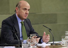 El ministro de Economía, Industria y Competitividad, Luis de Guindos, durante la rueda de prensa posterior al Consejo de Ministros