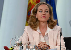 La ministra de Economía y Empresa en funciones, Nadia Calviño, durante la rueda de prensa posterior al Consejo de Ministros.