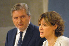 El Gobierno somete a revisión el gasto en subvenciones de las Administraciones Públicas El ministro de Educación, Cultura y Deporte y portavoz del Gobierno, Íñigo Méndez de Vigo, y la ministra de Agricultura y Pesca, Alimentación y Medio Ambiente, Isabel García Tejerina, durante la rueda de prensa posterior al Consejo de Ministros.