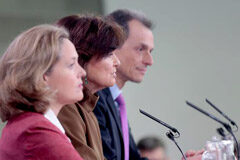 Aprobado un Real Decreto-ley de medidas urgentes en el ámbito de la ciencia, la tecnología, la innovación y la universidad La vicepresidenta del Gobierno y ministra de la Presidencia, Relaciones con las Cortes e Igualdad, Carmen Calvo, la ministra de Economía y Empresa, Nadia Calviño, y el ministro de Ciencia, Innovación y Universidades, Pedro Duque, durante la rueda de prens