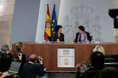 Aprobadas nuevas ayudas para la compra de vehículos alternativos Isabel Celaá y Magdalena Valerio, ministras de Educación y Formación Profesional y portavoz del Gobierno y de Trabajo, Migraciones y Seguridad Social, respectivamente, durante la rueda de prensa posterior al Consejo de Ministros.