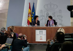 Isabel Celaá y Magdalena Valerio, ministras de Educación y Formación Profesional y portavoz del Gobierno y de Trabajo, Migraciones y Seguridad Social, respectivamente, durante la rueda de prensa posterior al Consejo de Ministros.