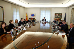 Regulados por primera vez productos relacionados con el tabaco, como cigarrillos electrónicos y hierbas para fumar El ministro de Educación, Cultura y Deporte y portavoz del Gobierno, Íñigo Méndez de Vigo, durante la rueda de prensa posterior al Consejo de Ministros.