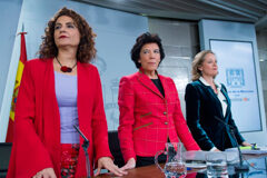 El Gobierno vincula sus Presupuestos a unos ingresos tributarios de 20.000 millones de euros La ministra de Educación y Formación Profesional y portavoz del Gobierno, Isabel Celaá, la ministra de Hacienda, María Jesús Montero, y la ministra de Economía y Empresa, Nadia Calviño, antes de comenzar su comparecencia tras la reunión del Consejo de Min