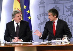 El ministro de Educación, Cultura y Deporte y portavoz del Gobierno, Íñigo Méndez de Vigo, y el ministro de Fomento, Íñigo de la Serna, durante la rueda de prensa posterior al Consejo de Ministros.