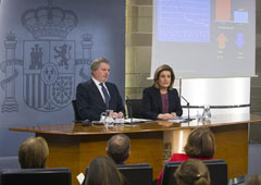 El ministro de Educación, Cultura y Deporte y portavoz del Gobierno, Íñigo Méndez de Vigo, y la ministra de Empleo y Seguridad Social, Fátima Báñez, durante la rueda de prensa posterior al Consejo de Ministros.