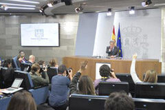 Aprobada la norma que prohíbe la venta a distancia de cigarrillos electrónicos El ministro de Educación, Cultura y Deporte y portavoz del Gobierno, Íñigo Méndez de Vigo, durante la rueda de prensa posterior al Consejo de Ministros.