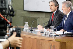 Segundo intento en medio año para adjudicar el servicio integral de seguimiento por medios telemáticos El ministro de Educación, Cultura y Deporte y portavoz del Gobierno, Íñigo Méndez de Vigo, y el ministro de Fomento, Íñigo de la Serna, durante la rueda de prensa posterior al Consejo de Ministros.