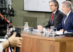 El ministro de Educación, Cultura y Deporte y portavoz del Gobierno, Íñigo Méndez de Vigo, y el ministro de Fomento, Íñigo de la Serna, durante la rueda de prensa posterior al Consejo de Ministros.