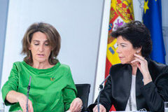 El Plan Nacional de Energía no prohíbe el diésel, pero sienta las bases para su eliminación La ministra de Educación y Formación Profesional y portavoz del Gobierno, Isabel Celaá, y la ministra para la Transición Ecológica, Teresa Ribera, durante la rueda de prensa posterior al Consejo de Ministros, celebrado en La Moncloa.