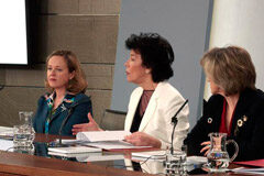 Aprobado el nuevo Reglamento de adopción internacional La ministra de Educación y Formación Profesional y portavoz del Gobierno, Isabel Celaá, la ministra de Sanidad, Consumo y Bienestar Social, María Luisa Carcedo, y la ministra de Economía y Empresa, Nadia Calviño, durante la rueda de prensa posterior al Co