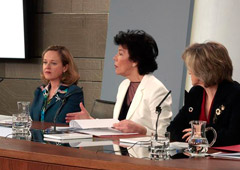 La ministra de Educación y Formación Profesional y portavoz del Gobierno, Isabel Celaá, la ministra de Sanidad, Consumo y Bienestar Social, María Luisa Carcedo, y la ministra de Economía y Empresa, Nadia Calviño, durante la rueda de prensa posterior al Co