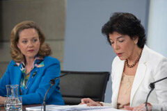 Los complementos de destino para las categorías más bajas de jueces fiscales se incrementan en un 42% La ministra de Educación y Formación Profesional y portavoz del Gobierno, Isabel Celaá, y la ministra de Economía y Empresa, Nadia Calviño, durante la rueda de prensa posterior al Consejo de Ministros.