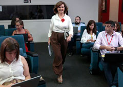 La vicepresidenta del Gobierno, ministra de la Presidencia, Relaciones con las Cortes e Igualdad en funciones, Carmen Calvo, a su entrada en la salda de prensa donde se ofrece la rueda de prensa posterior al Consejo de Ministros. La vicepresidenta del Gobierno, ministra de la Presidencia, Relaciones con las Cortes e Igualdad en funciones, Carmen Calvo, a su entrada en la salda de prensa donde se ofrece la rueda de prensa posterior al Consejo de Ministros.