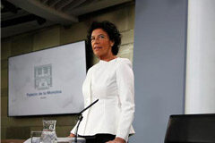 El Gobierno transpone tres directivas en materia de pensiones, blanqueo de capitales y residencia en España La ministra de Educación y Formación Profesional y portavoz del Gobierno, María Isabel Celaá, antes de comenzar la rueda de prensa para informar de los acuerdos alcanzados en el Consejo de Ministros.