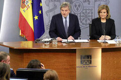 Aprobada la distribución de los fondos de políticas activas entre comunidades autónomas El ministro de Educación, Cultura y Deporte y portavoz del Gobierno, Íñigo Méndez de Vigo, y la ministra de Empleo y Seguridad Social, Fátima Báñez, durante la rueda de prensa posterior al Consejo de Ministros.