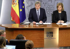 El ministro de Educación, Cultura y Deporte y portavoz del Gobierno, Íñigo Méndez de Vigo, y la ministra de Empleo y Seguridad Social, Fátima Báñez, durante la rueda de prensa posterior al Consejo de Ministros.