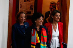 El Gobierno se adhiere al Día Mundial contra la pena de muerte y destaca que se cumplen 40 años de su abolición en España La ministra de Educación y Formación Profesional y portavoz del Gobierno, María Isabel Celaá, la ministra para la Transición Ecológica, Teresa Ribera, y la ministra de Economía y Empresa, Nadia Calviño, a su llegada a la sala de prensa para informar de lo
