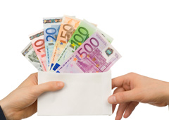 Billetes de euros en un sobre