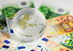 Bola del mundo sobre billetes de euro