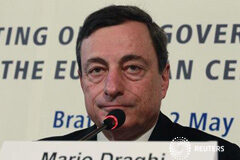 Draghi dice que el BCE está decidido y dispuesto a actuar Draghi en la rueda de prensa en Bratislava, el 2 de mayo de 2013