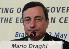 Draghi en la rueda de prensa en Bratislava, el 2 de mayo de 2013