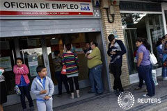 Los afectados por ERE no pactados se duplican tras la reforma Varias personas hacen cola frente una oficina de empleo en Madrid