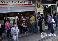 Varias personas hacen cola frente una oficina de empleo en Madrid
