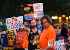 Una vigilia en recuerdo a las víctimas de Orlando en West Hollywood, California, el 12 de junio de 2016