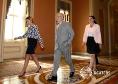 El líder de la mayoría en el Senado, Mitch McConnell con dos colaboradoras camino a su oficina en Washington el 31 de mayo de 2015