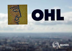 El logo de OHL en su sede en Madrid, el 25 de febrero de 2016
