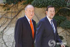 El Gobierno prorrogará la ayuda a parados de larga duración El rey Juan Carlos (I) y el presidente del Gobierno español, Mariano Rajoy, se dirigen al Palacio de Marivent antes de su reunión, en Palma de Mallorca