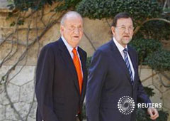 El rey Juan Carlos (I) y el presidente del Gobierno español, Mariano Rajoy, se dirigen al Palacio de Marivent antes de su reunión, en Palma de Mallorca