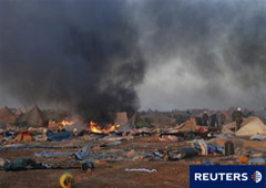 Varias tiendas arden tras la intervención de la fuerzas de seguridad marroquíes en El Aaiún, le 8 de noviembre de 2010.
