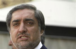 El rival de Karzai pone condiciones para la segunda vuelta ex ministro de Asuntos Exteriores Abdulá Abdulá en una rueda de prensa en Kabul el 21 de octubre.