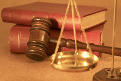 El III Congreso Jurídico de la Abogacía Valenciana se celebrará los días 22 y 23 de septiembre en Elche Una balanza, una maza y unos libros.